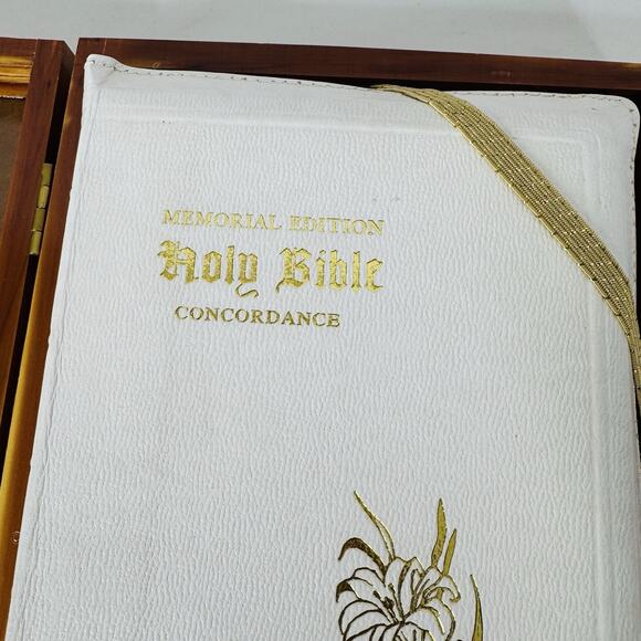 Holy Bible Memorial Edition Concordance KJV in Wooden Cedar Box - Picture 4 of 11